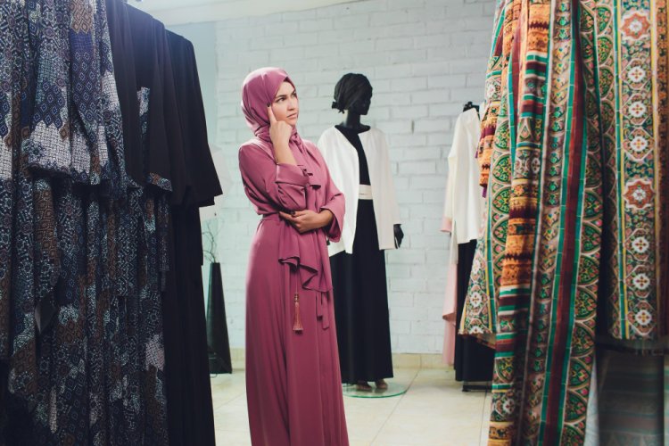 Ready-to-Wear vs. Custom-Made Abayas